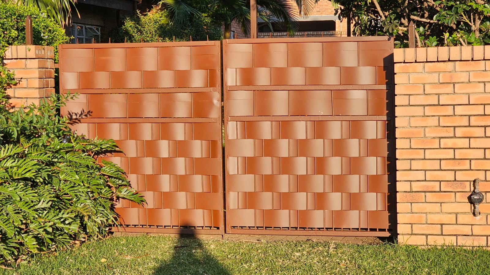 Do-It-Yourself kits for privacy fencing and steel fence weaving